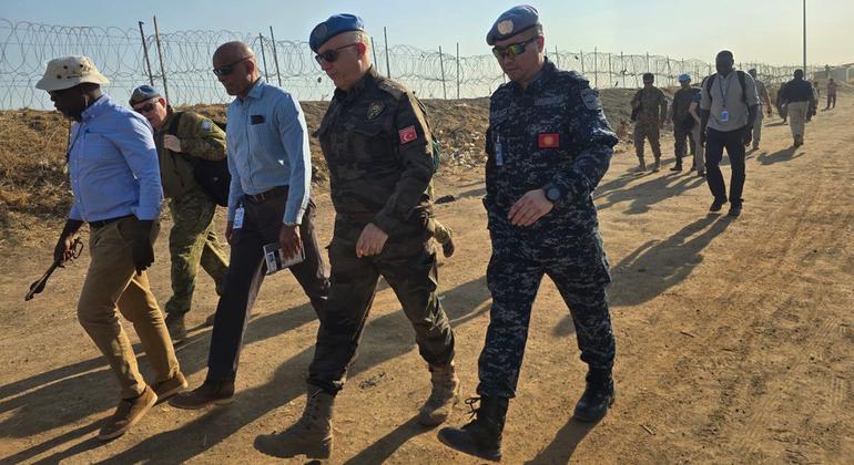Полковник милиции Руслан Жолдошбаев из Кыргызской Республики (справа) служит в Миссии ООН в Южном Судане.